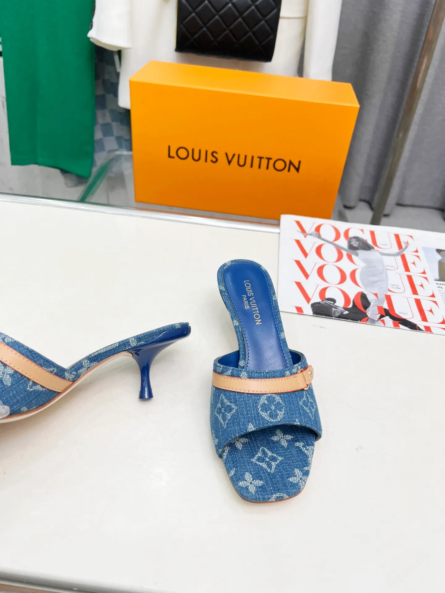 Factory direct sales👟👟Ex-factory price 440👟👟 LV new denim denim kitten heel slippers 2025 summer must-have for goddesses, original replica, super comfortable on the feet. Show off the queen's temperament, the heel height is 5.5CM, which shows your temperament without being tiring. Standard code: 35-42 (41 and 42 codes are customized, non-returnable and non-exchangeable)